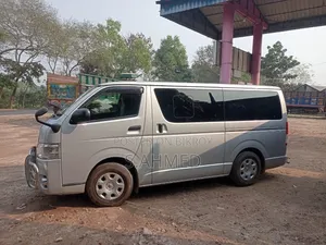 Toyota HiAce ২০১৮ সিলভার