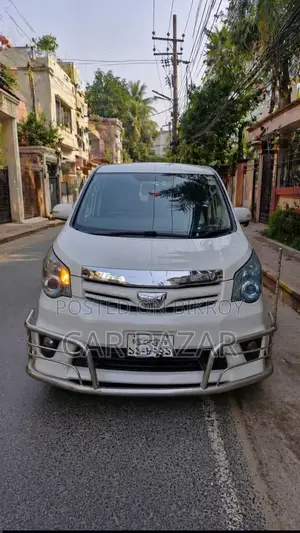 টয়োটা নোয়া ২.০ ১৪৩ হর্সপাওয়ার অল হুইল ড্রাইভ (৮ সিটার) ২০১৩ পার্ল