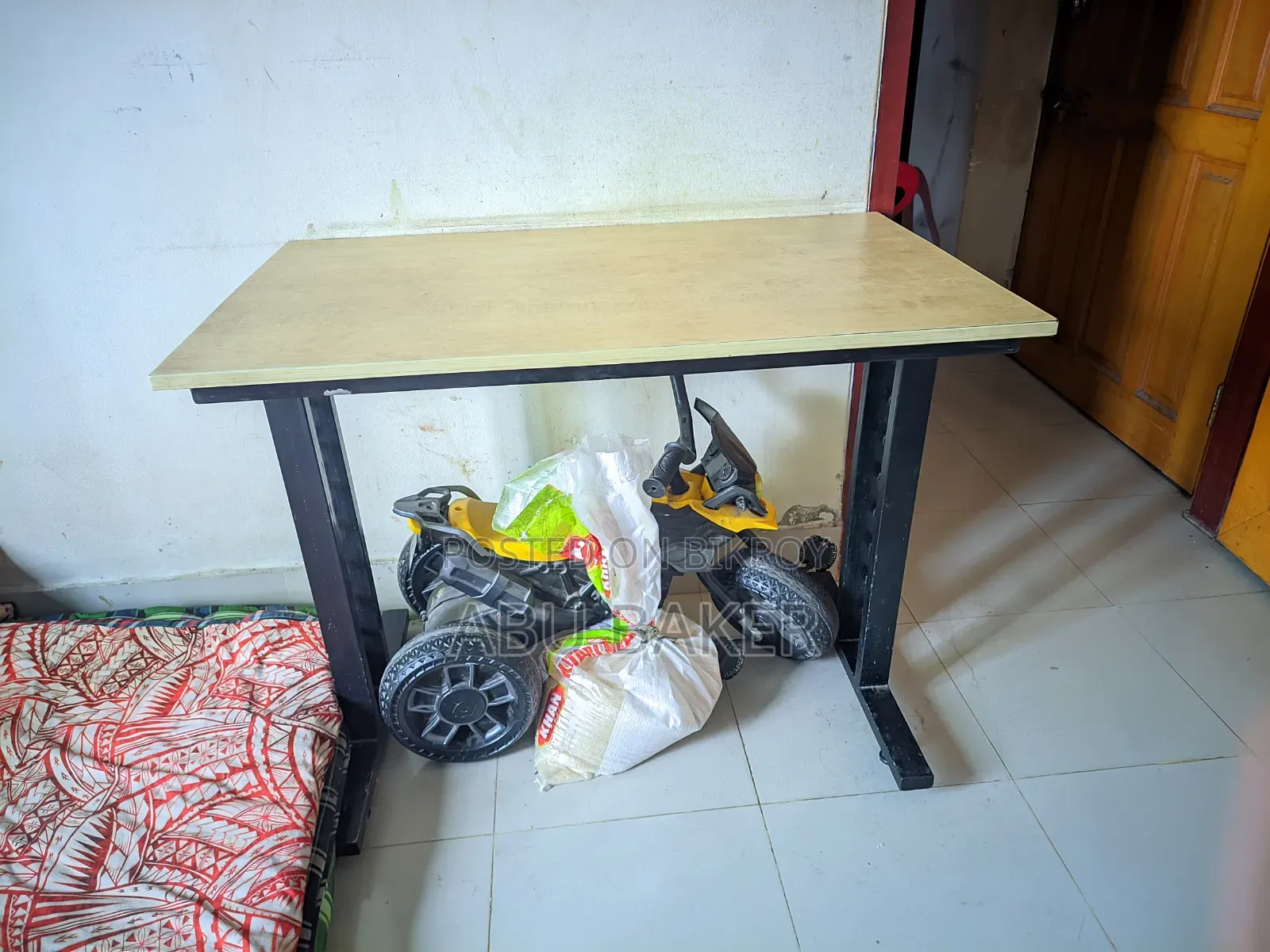 টেবিল নতুনের মতো