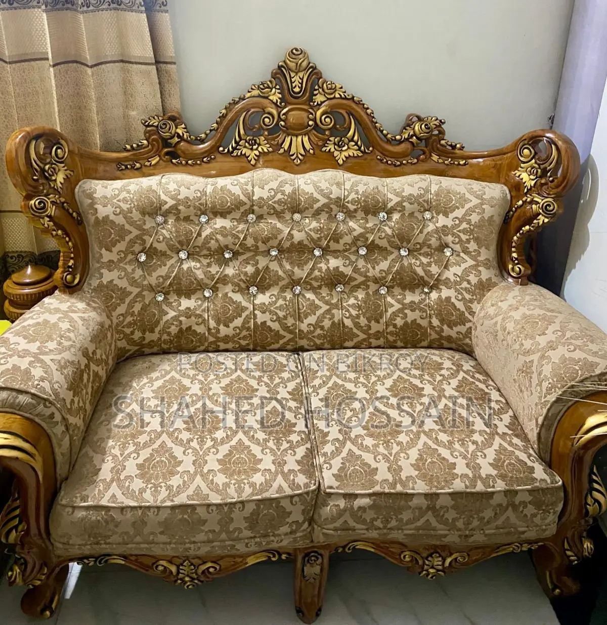ব্র্যান্ড নিউ সোফা