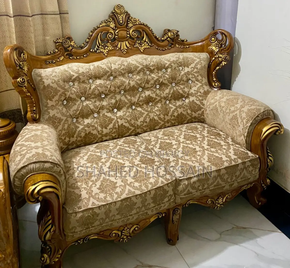 ব্র্যান্ড নিউ সোফা