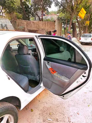টয়োটা করোলা ২০০২ সাদা