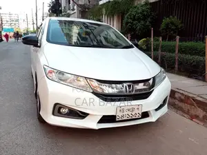 হোন্ডা গ্রেস ১.৫ হাইব্রিড এডব্লিউডি ২০১৬ সাদা