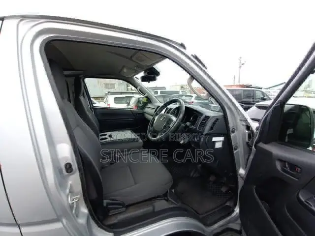 Toyota HiAce 2021 Silver