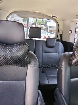 Toyota Esquire 1.8 FWD Hybrid (7 Seater) 2015 Matt Black