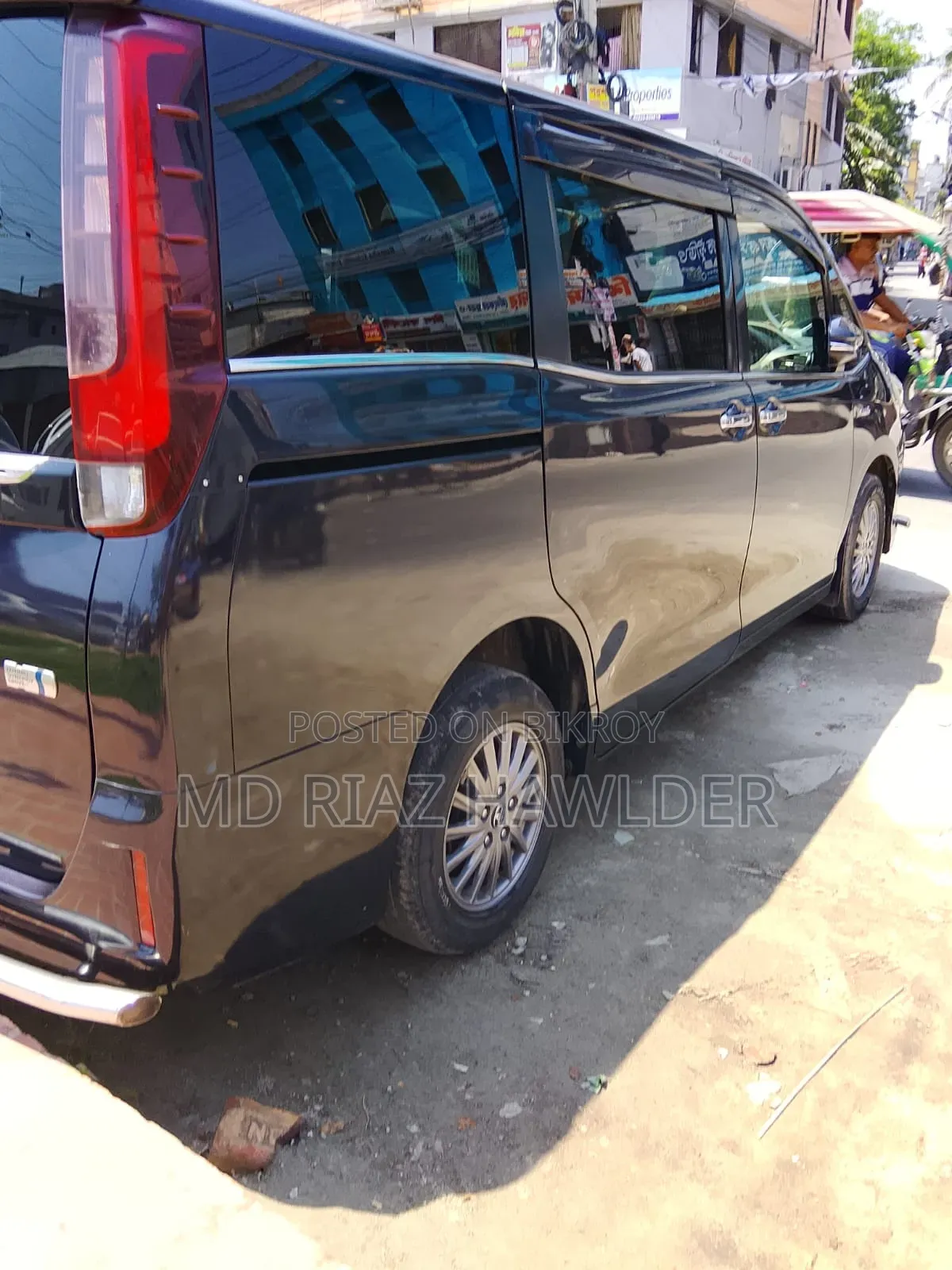 Toyota Esquire 1.8 FWD Hybrid (7 Seater) 2015 Matt Black