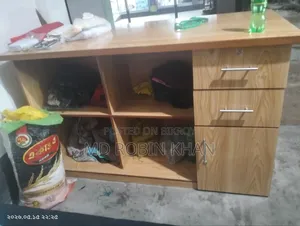 কাটিং টেবিল এবং দুই টি হার্ড বোর্ডের রেক