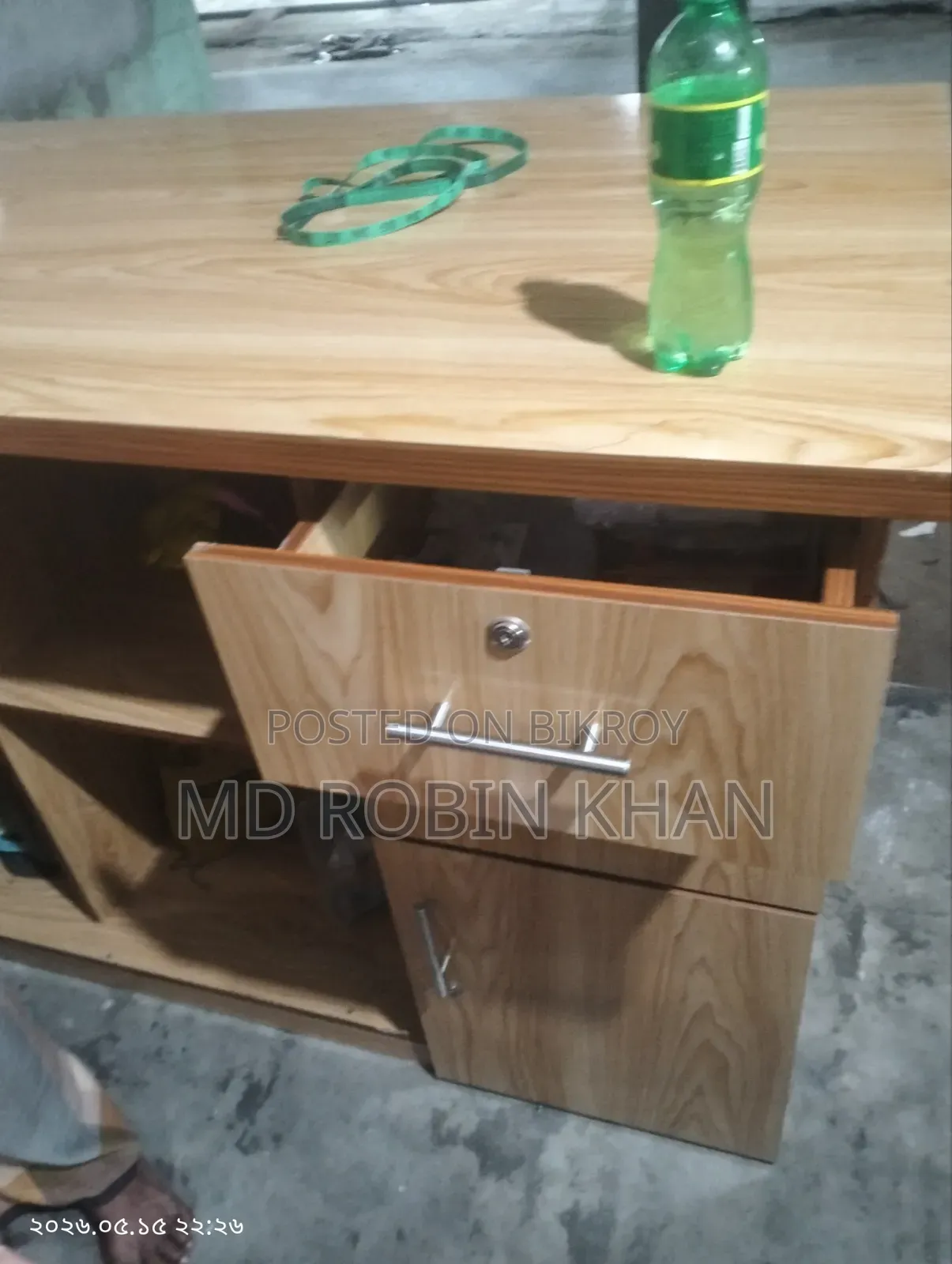 কাটিং টেবিল এবং দুই টি হার্ড বোর্ডের রেক