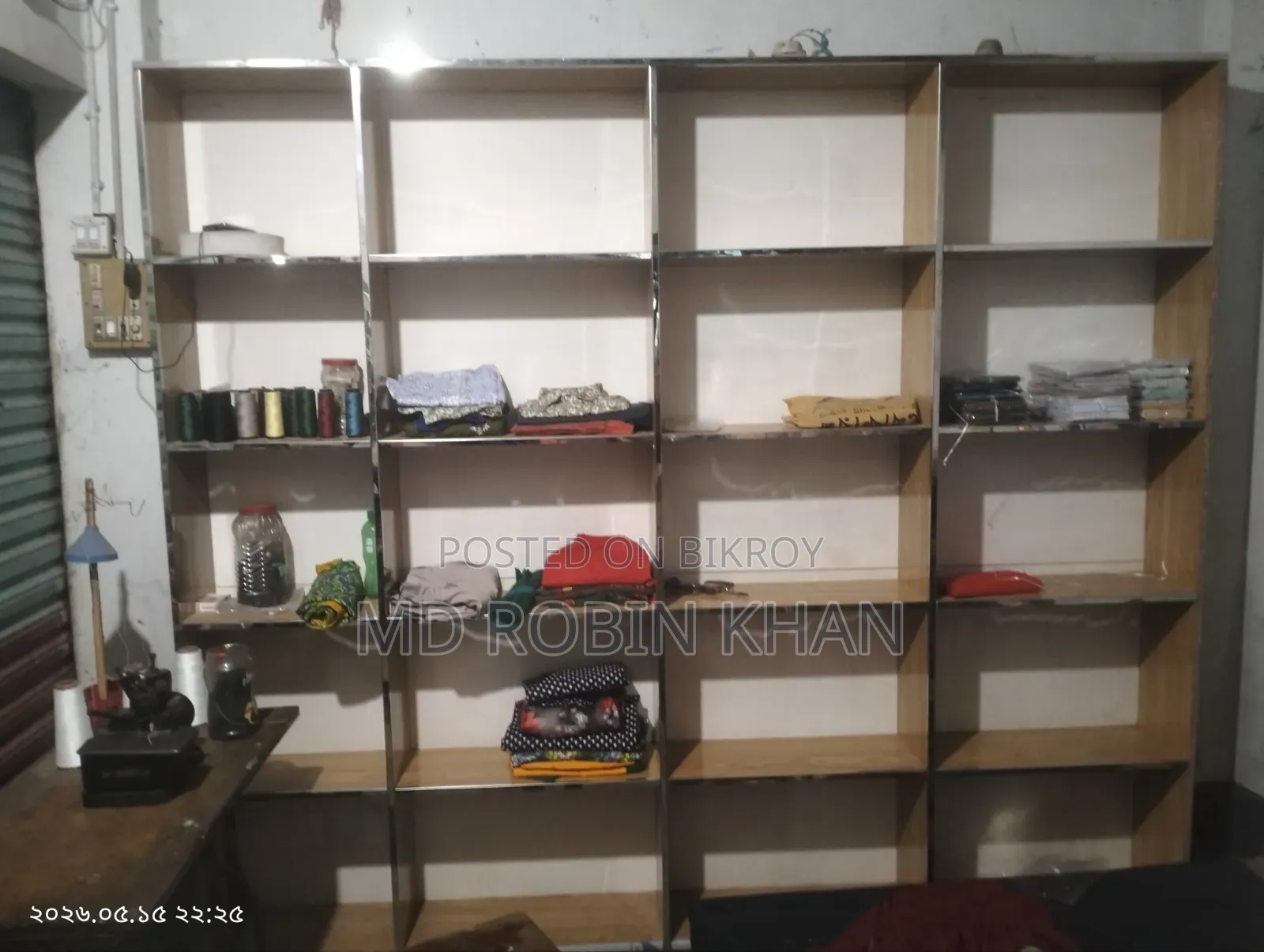 কাটিং টেবিল এবং দুই টি হার্ড বোর্ডের রেক