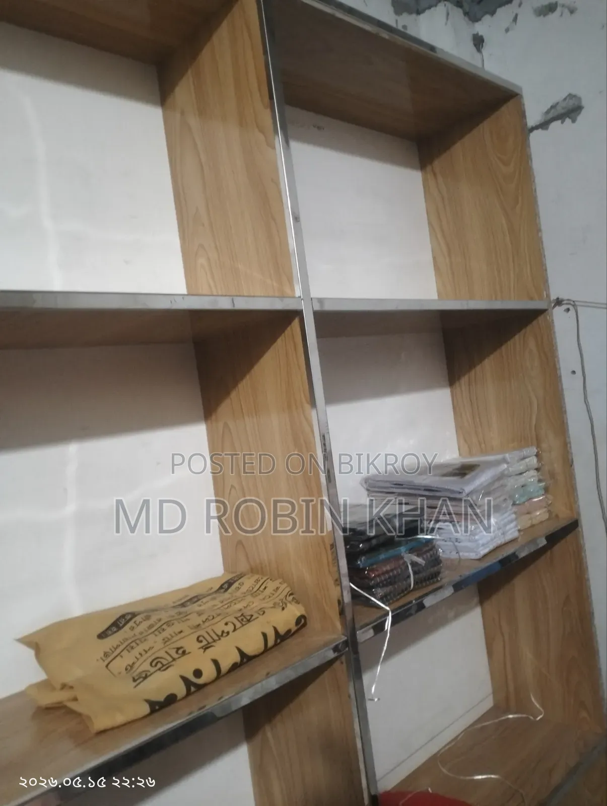 কাটিং টেবিল এবং দুই টি হার্ড বোর্ডের রেক