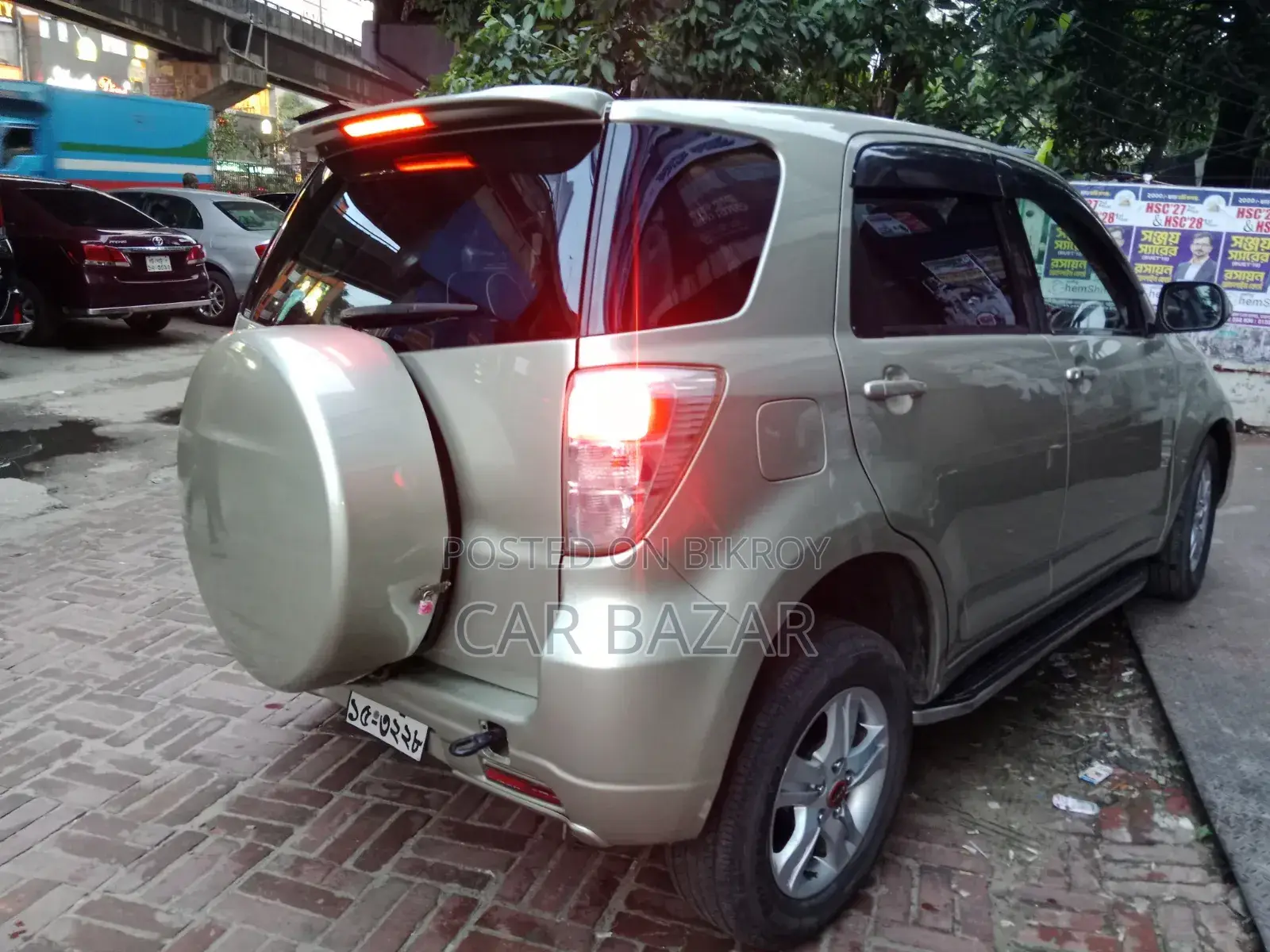 টয়োটা রাশ ১.৫ ফোর-হুইল ড্রাইভ ২০১১ গোল্ড