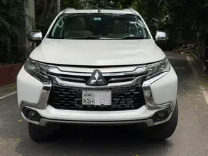 মিতসুবিশি পাজেরো ২০১৬ সাদা