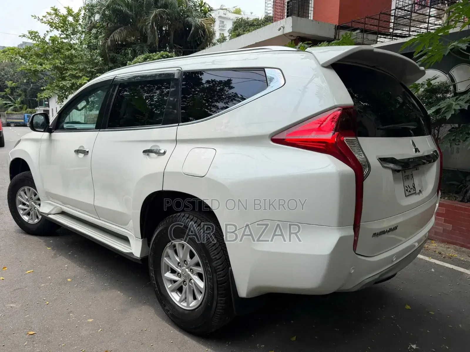 মিতসুবিশি পাজেরো ২০১৬ সাদা