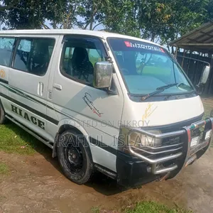 টয়োটা হাইএস ২০০৬ সাদা