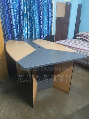 কনফারেন্স টেবিল