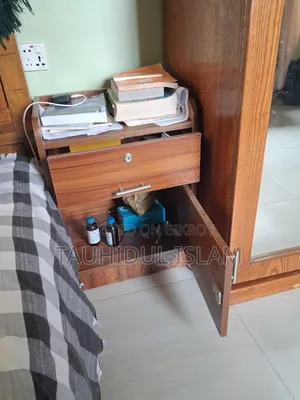 বেডসাইড ওয়্যারড্রোব/লকার।