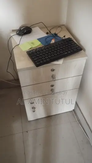 অফিস টেবিল
