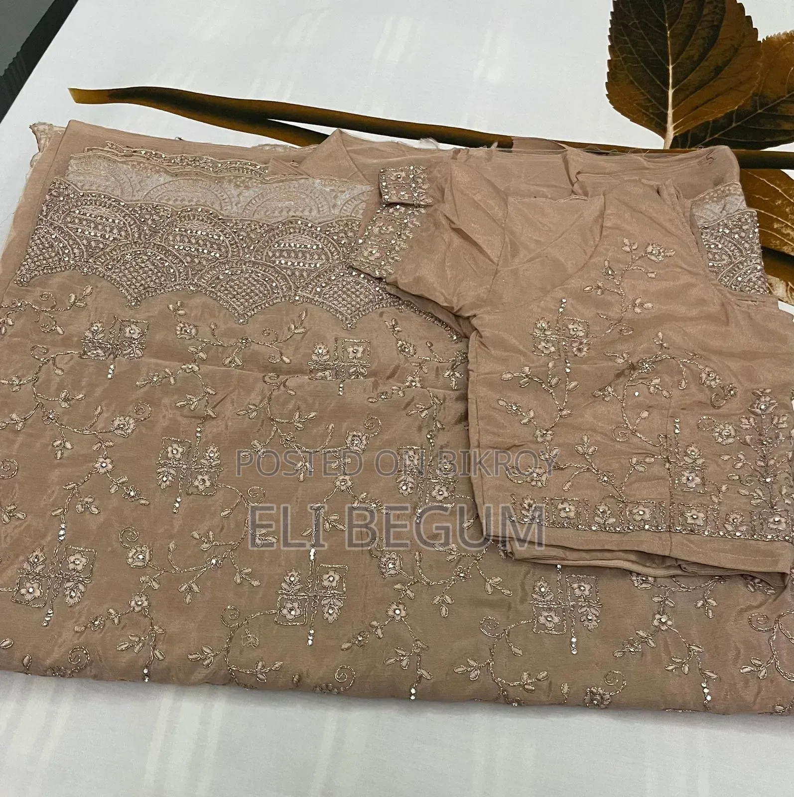 নারীদের ডাস্টি রোজ ভেলভেট শাড়ি, ফ্লোরাল বুটি টেক্সচার ও ব্লাউজ পিসসহ