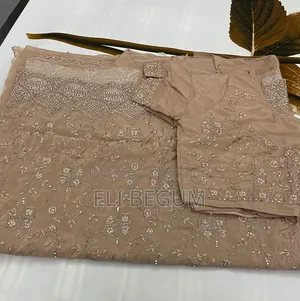 নারীদের ডাস্টি রোজ ভেলভেট শাড়ি, ফ্লোরাল বুটি টেক্সচার ও ব্লাউজ পিসসহ