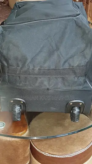 ৪ চাকা বিশিষ্ট কালো বড় ব্যাগ