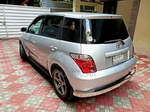 টয়োটা আইএসটি ২০০৪ সিলভার