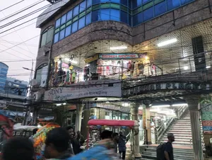 রেডিমেড কাপড়ের দোকান বিক্রি হবে