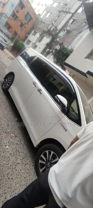 Toyota Esquire 2017 Pearl