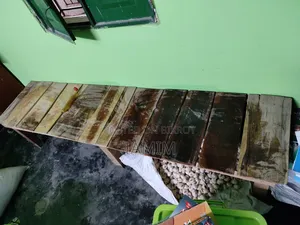 কাঠের বেঞ্চ
