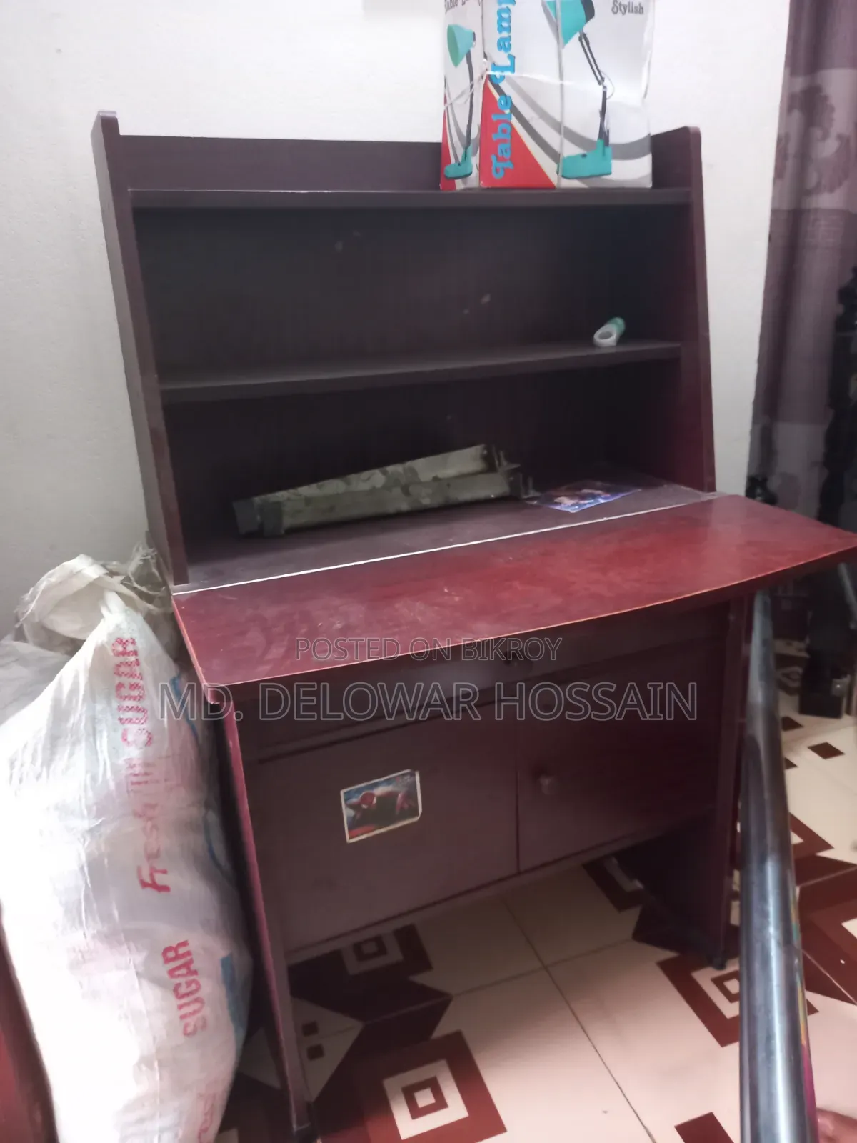 ফোল্ডিং রিডিং টেবিল
