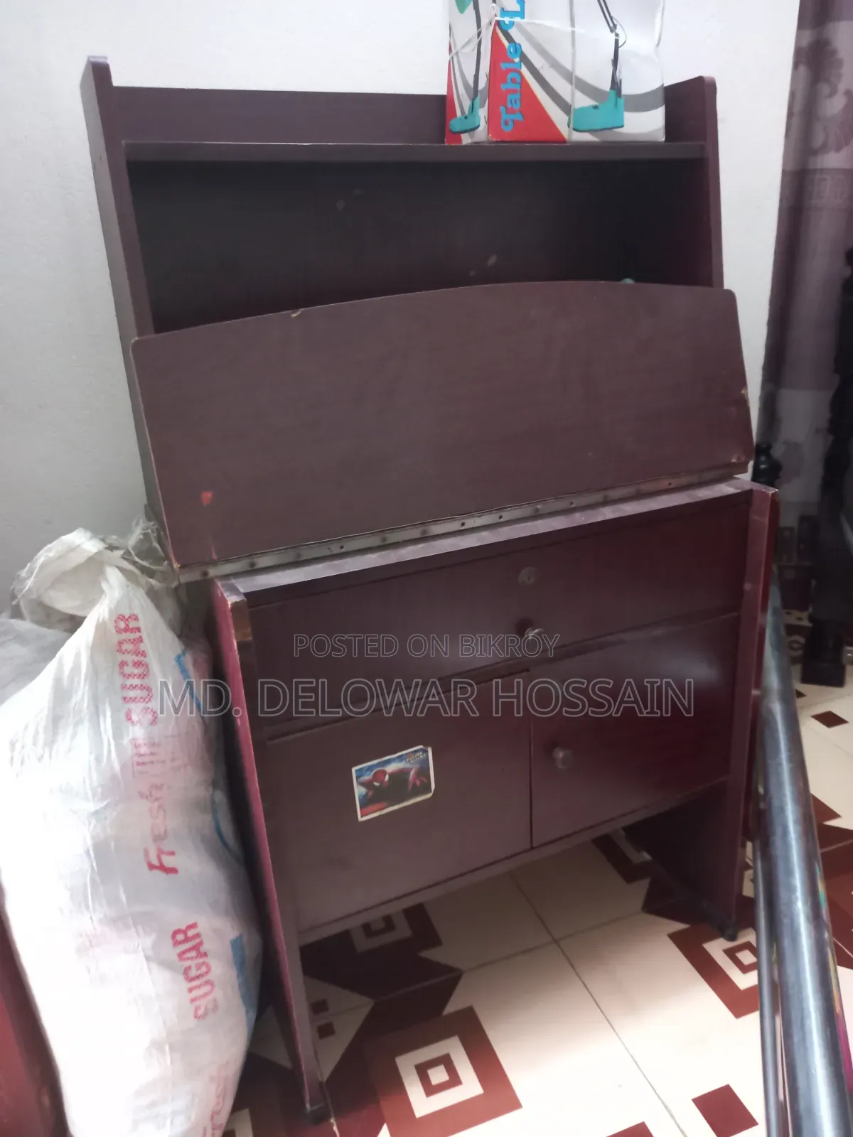 ফোল্ডিং রিডিং টেবিল