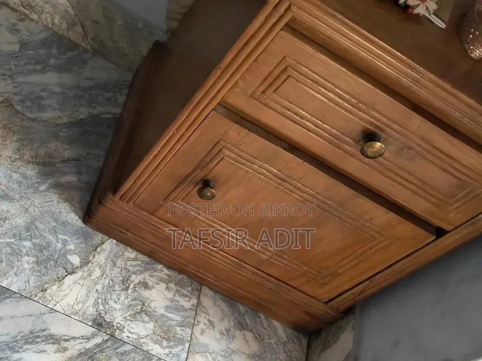 খাটের সাইড টেবিল