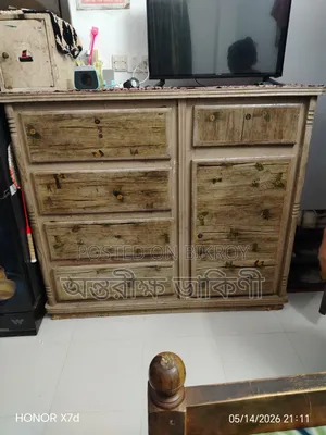 ঘরের আসবাব পত্র