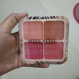 মিস রো পেশাদার মেক-আপ ৪-কালার হাইলাইটার কিট।