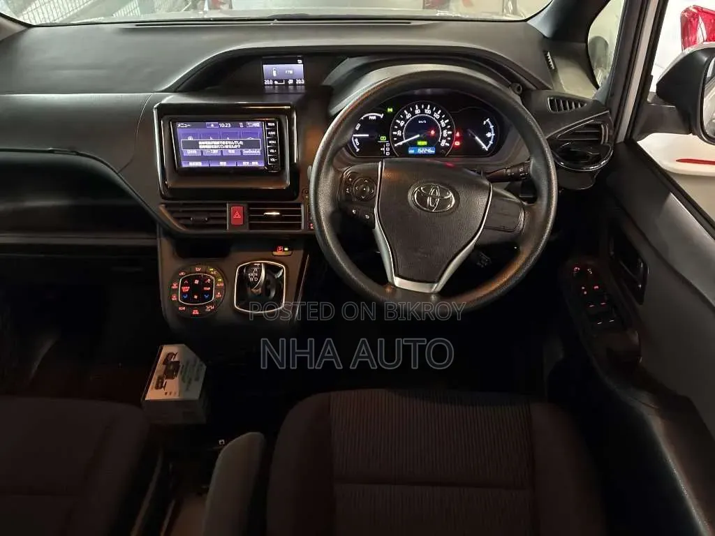 Toyota Noah 2021 Silver