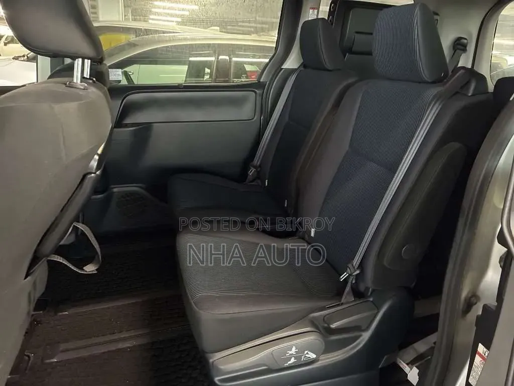 Toyota Noah 2021 Silver