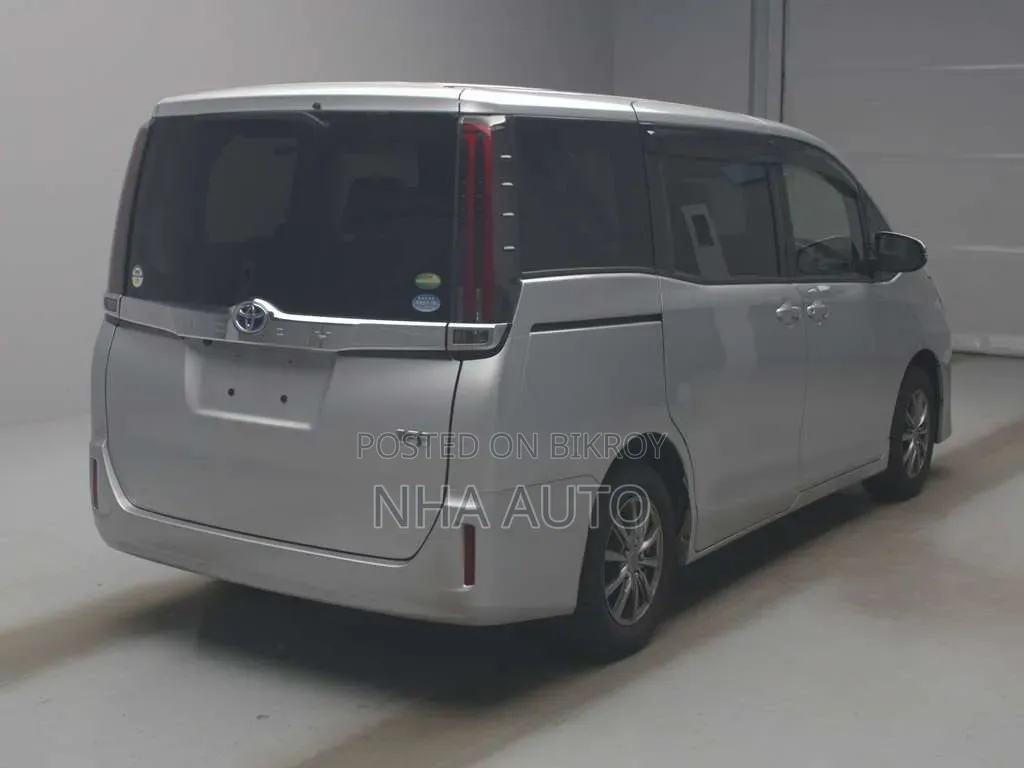 Toyota Noah 2021 Silver