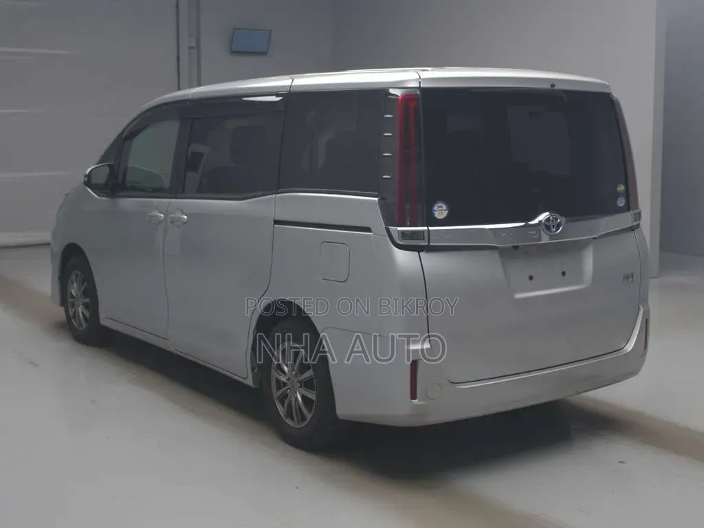 Toyota Noah 2021 Silver