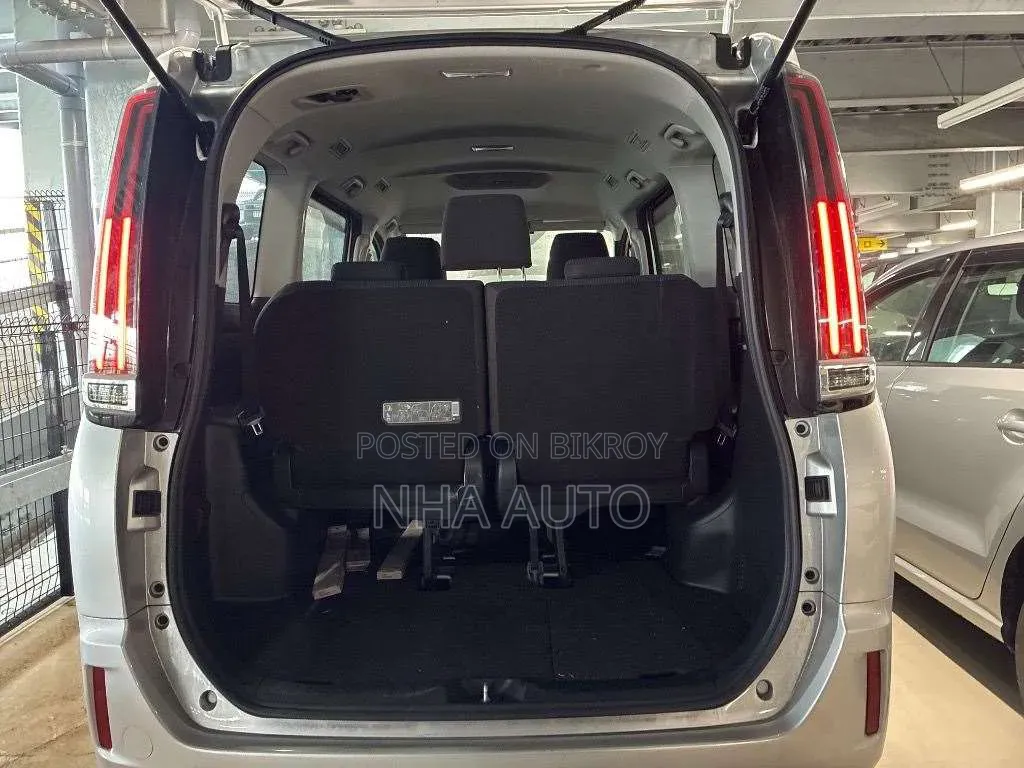 Toyota Noah 2021 Silver