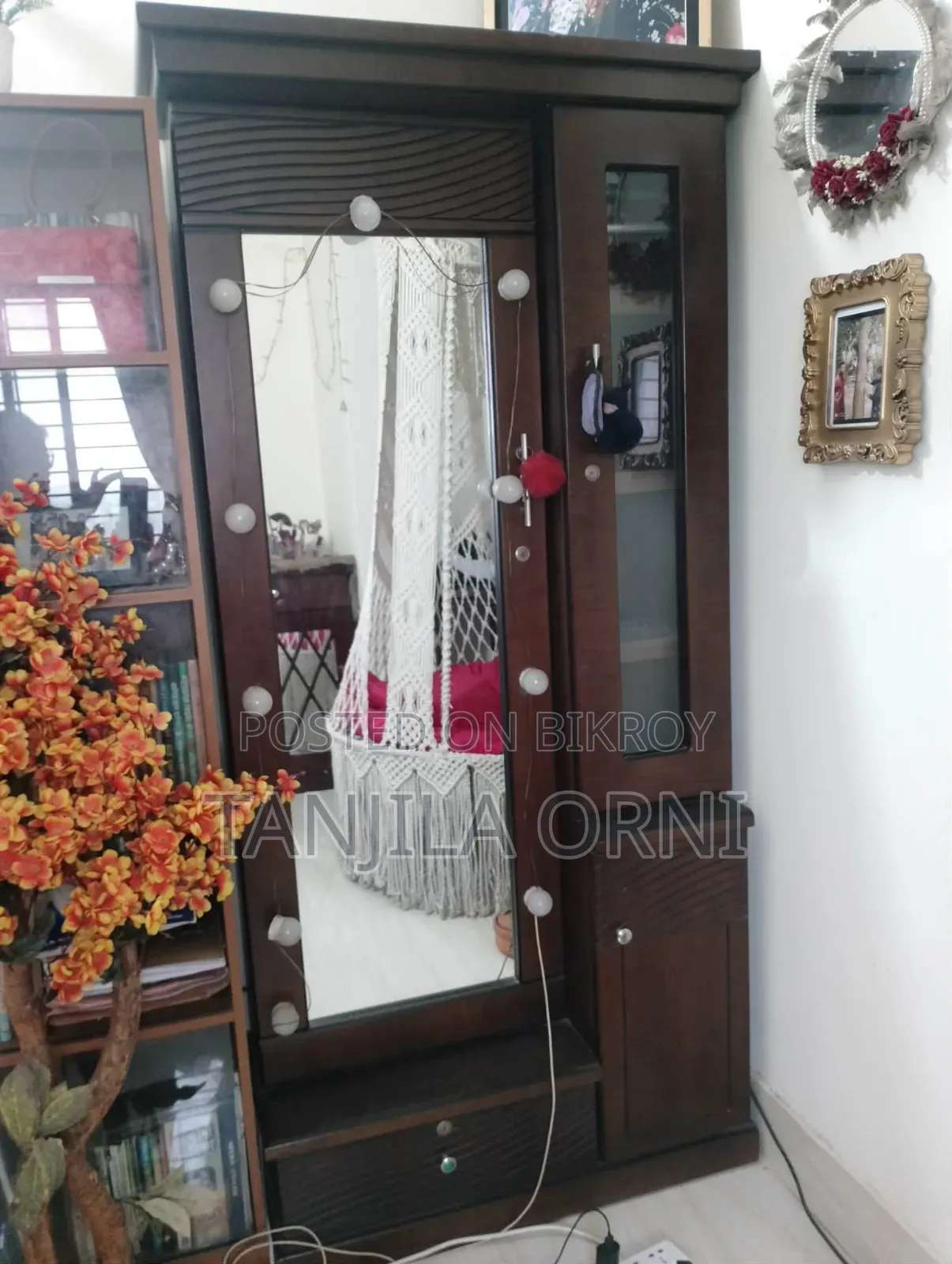 লাইট সেটআপসহ ড্রেসিং টেবিল