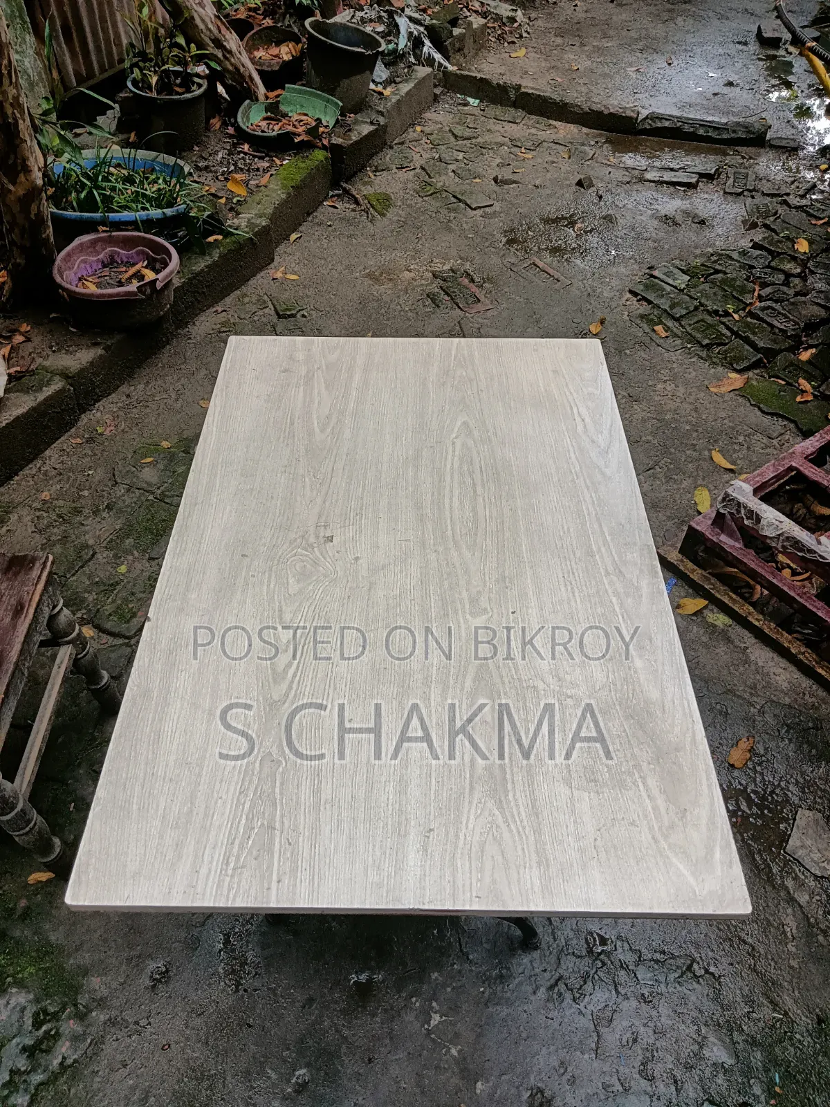 টেবিল বিক্রয় হবে। দাম ১২০০ টাকা