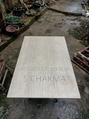 টেবিল বিক্রয় হবে। দাম ১২০০ টাকা