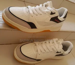 Red Tape Sneaker