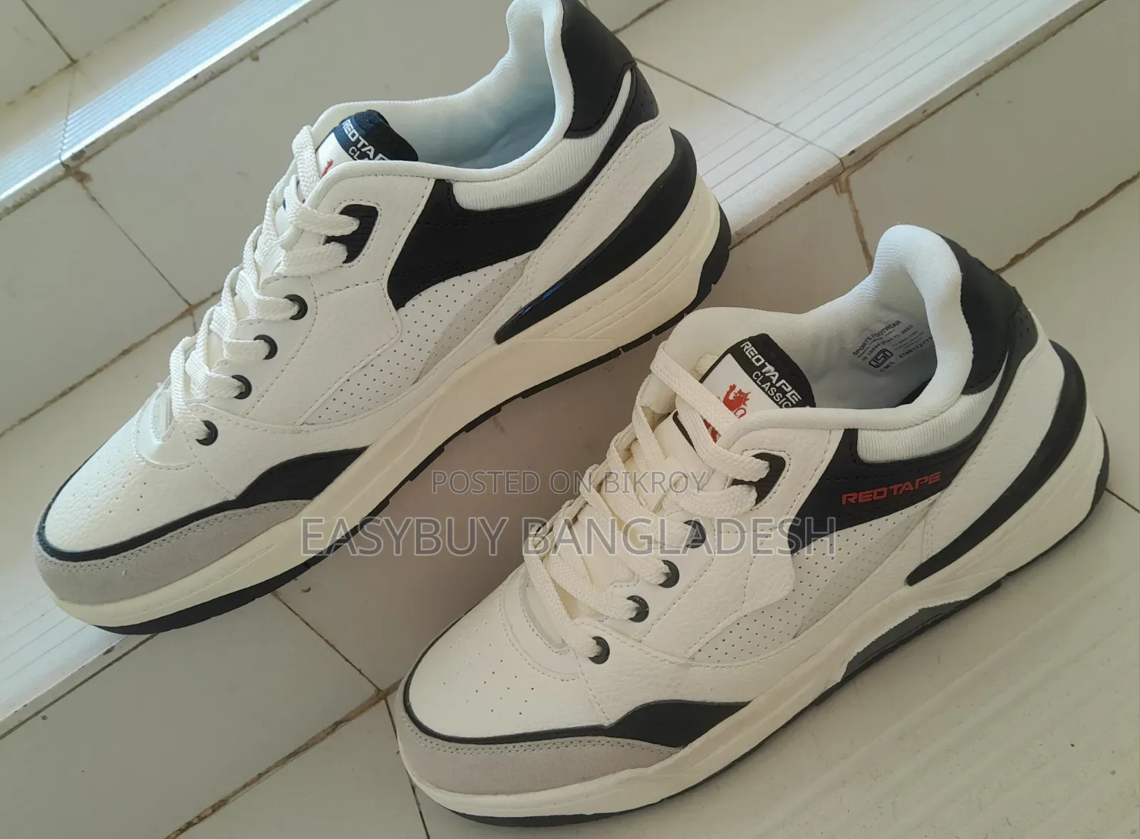 Red Tape Sneaker