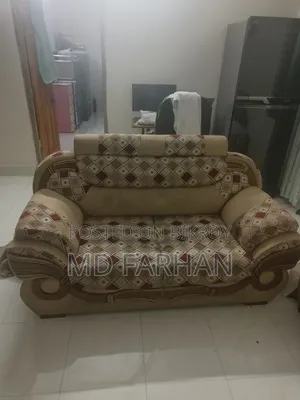 সুন্দর সোফা, নতুনসোফা কিনবো তাই টাকার প্রয়োজন।