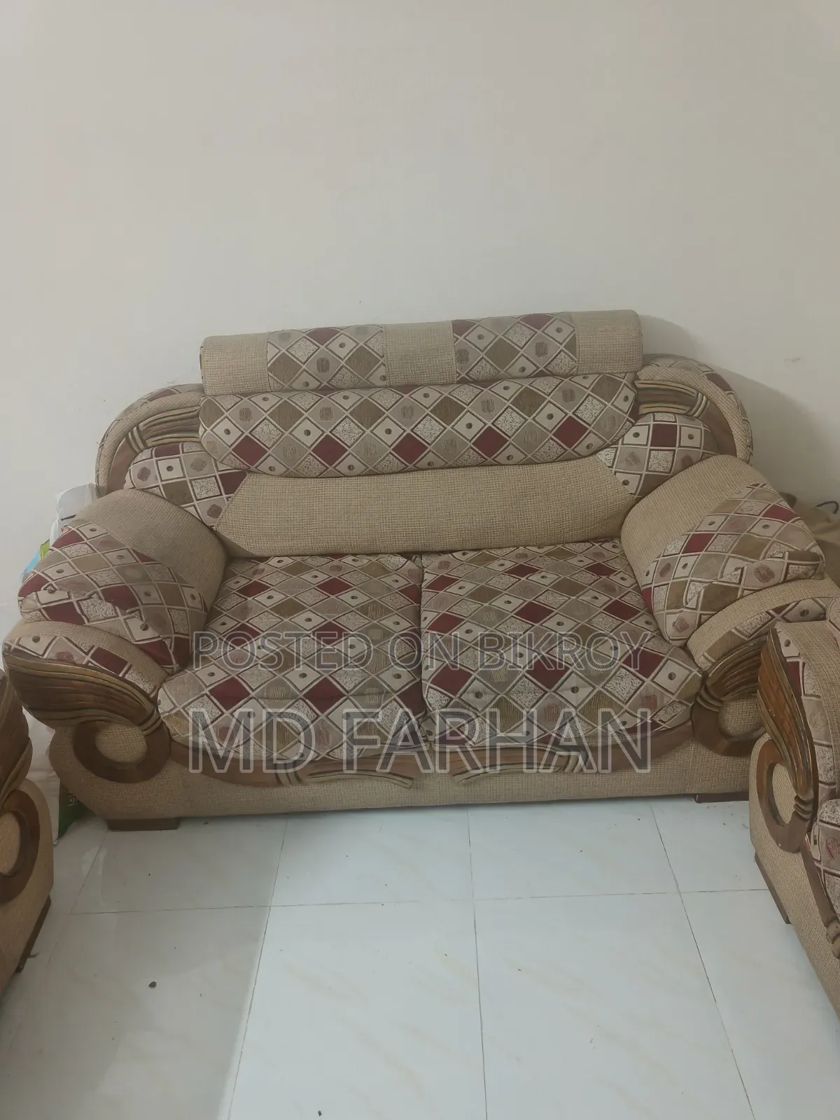 সুন্দর সোফা, নতুনসোফা কিনবো তাই টাকার প্রয়োজন।