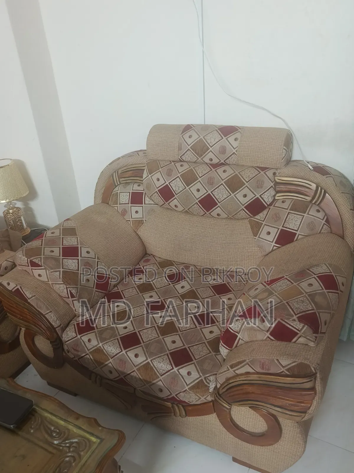 সুন্দর সোফা, নতুনসোফা কিনবো তাই টাকার প্রয়োজন।
