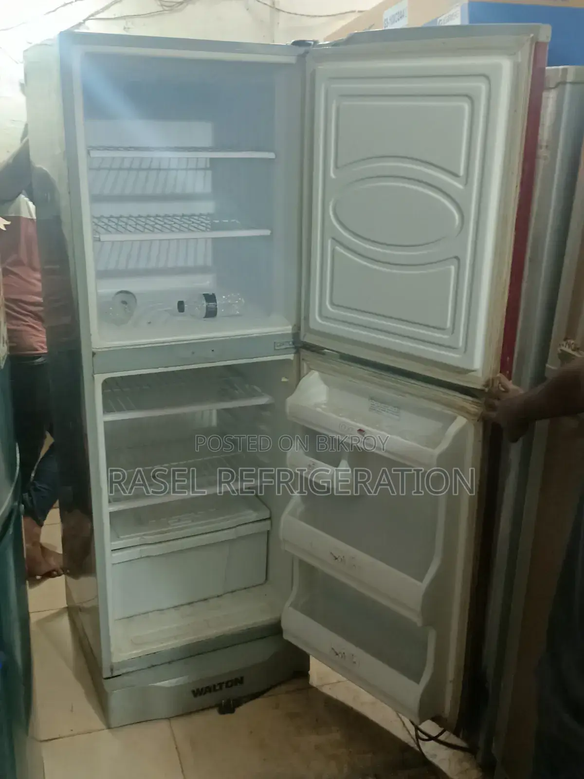 341 Liter running Walton fridge for sale.