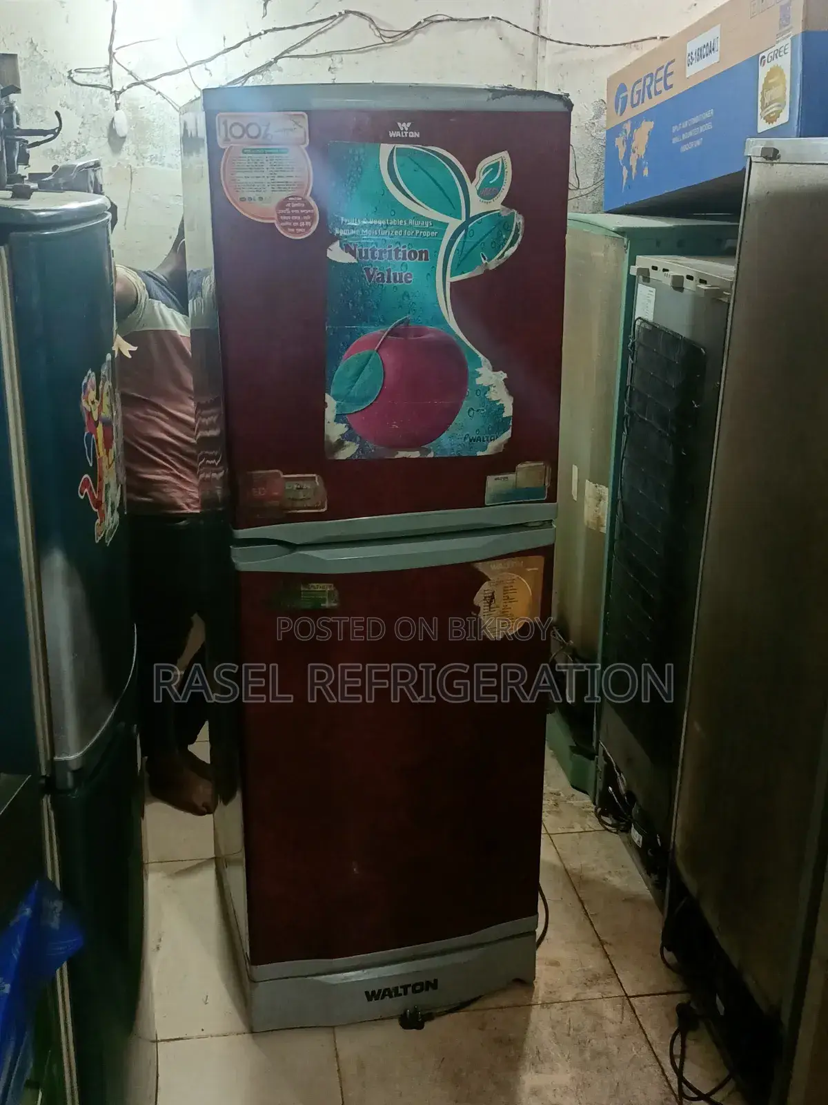 341 Liter running Walton fridge for sale.