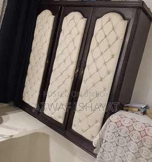 সাদা লেদারযুক্ত সেগুন কাঠের ফ্রেমের আলমারি