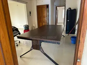 লম্বা- ৮ ফিট পাশে- ৫ ফিট উচ্চতা- ৩ ফিট ২ ইঞ্চহি Office Table